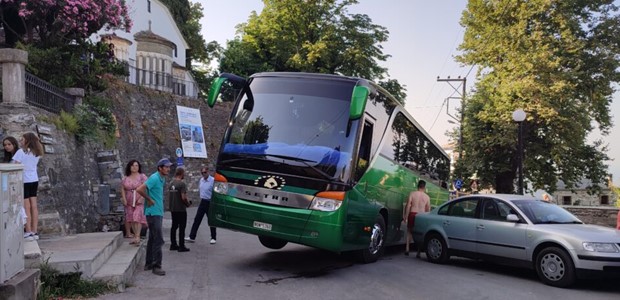 «Στον αέρα» λεωφορείο του ΚΤΕΛ λόγω κλειστής στροφής